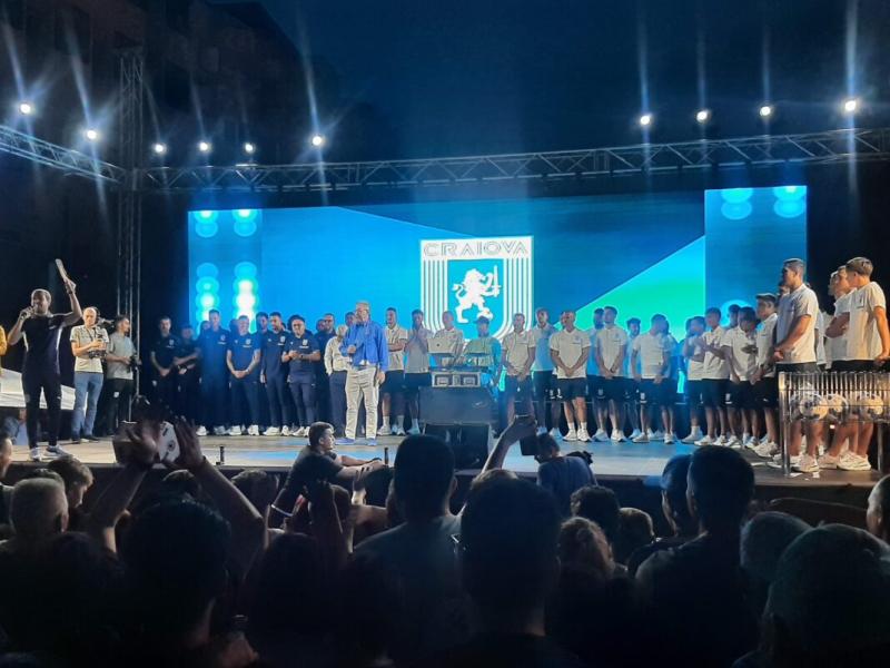 Show incendiar în Bănie! U Craiova le-a prezentat fanilor achiziţiile şi „armura“ pentru noul sezon